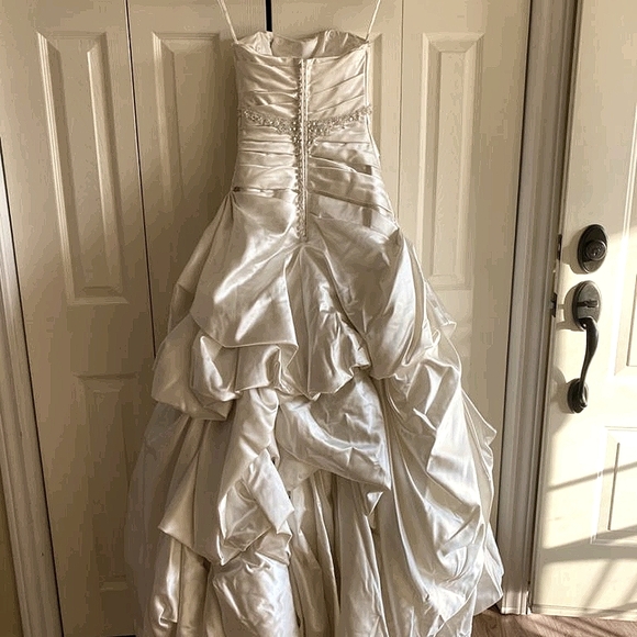 Beautiful ivory wedding dress ballgown in EUC! - Picture 2 of 10